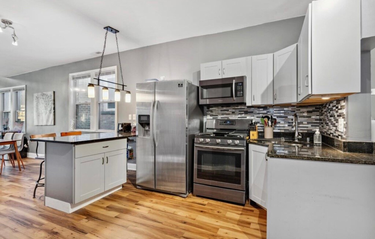 Building Photo - 2062 N Damen Ave