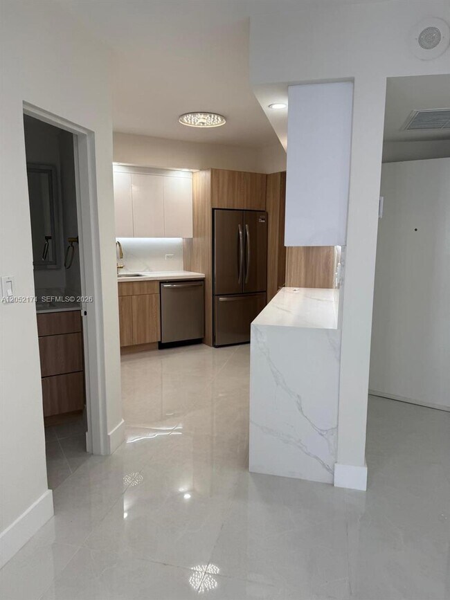 Building Photo - 999 Brickell Bay Dr
