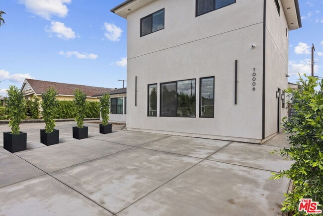 Building Photo - 10006 Odessa Ave