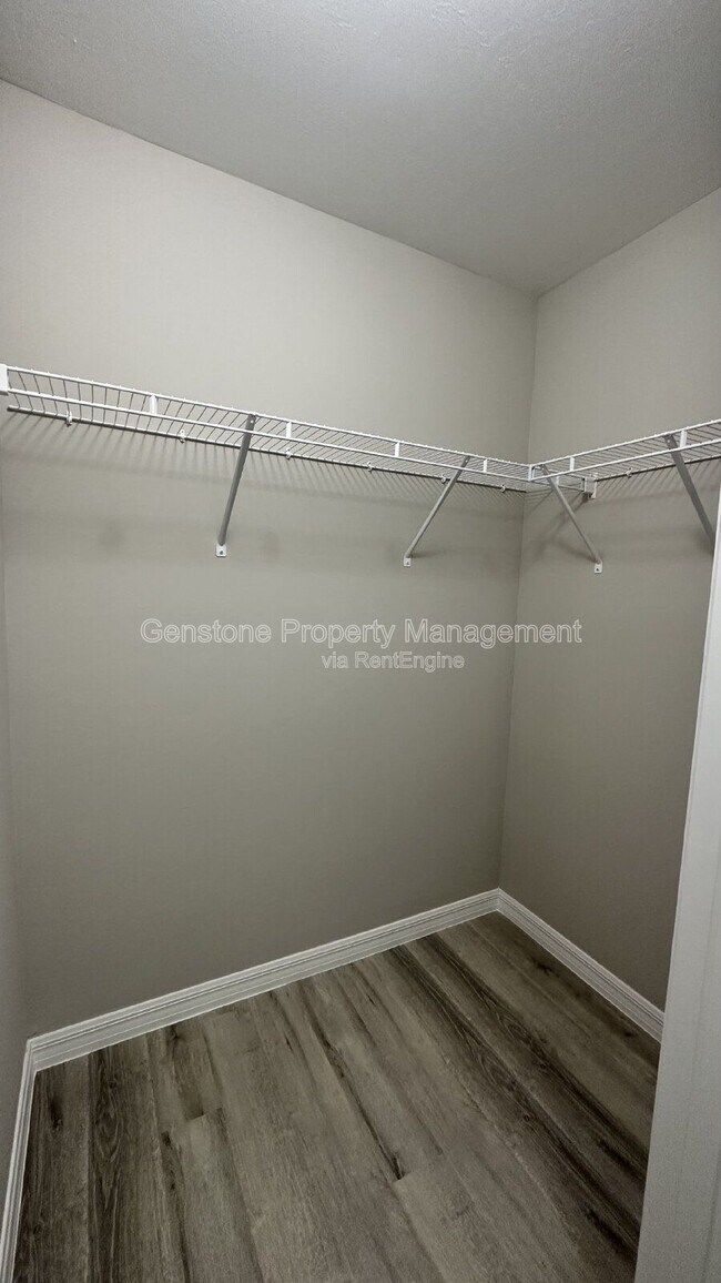 Building Photo - 327 Lester Ave S