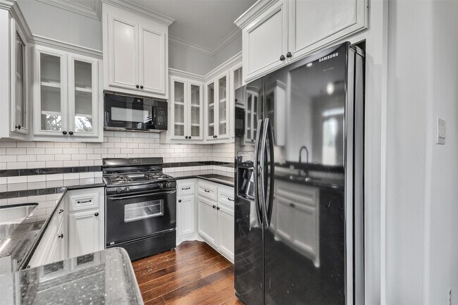 Building Photo - 3911 Kennon St