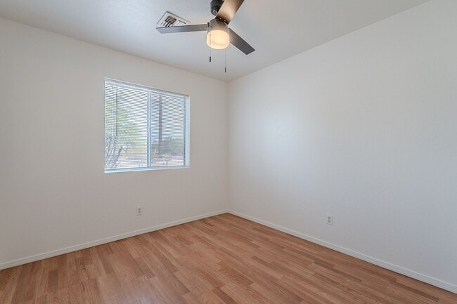 Building Photo - 402 N 101st Pl