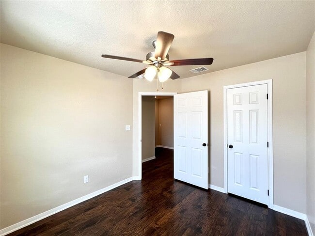 Building Photo - 100 Sandstone Dr