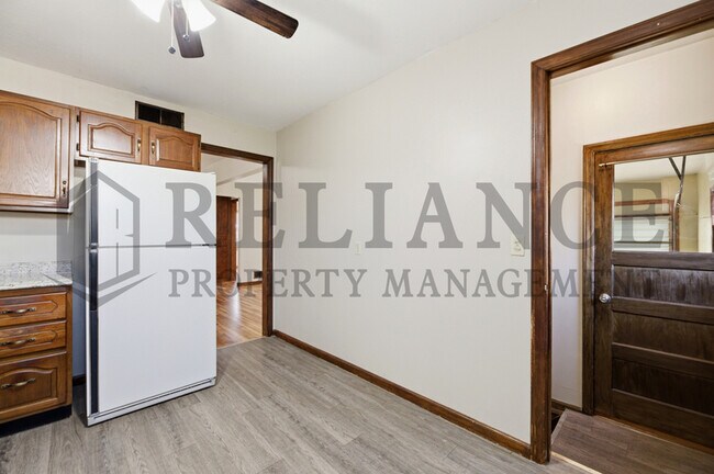 Building Photo - 2242 S Ridgewood Dr