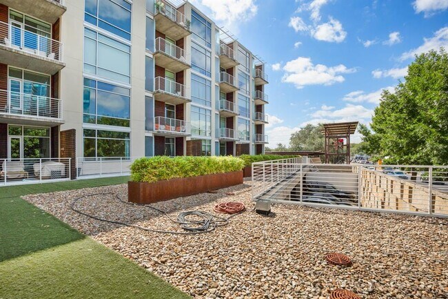 Building Photo - 210 Lee Barton Dr