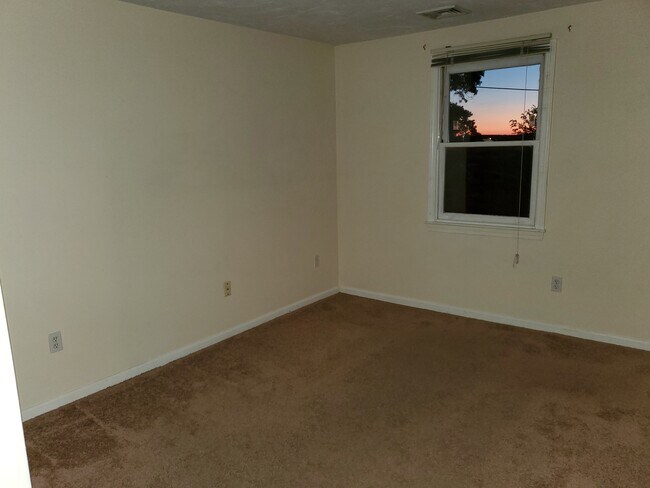 Viewing Sunset through the bedroom - 118 Montclair Ave