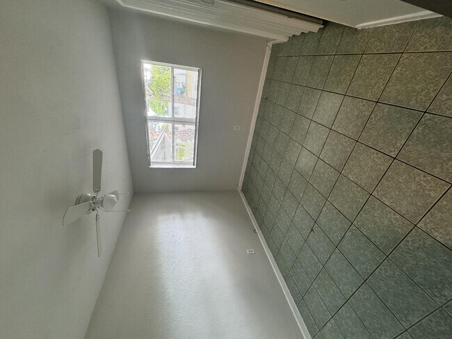 Building Photo - 2770 NW 25th St