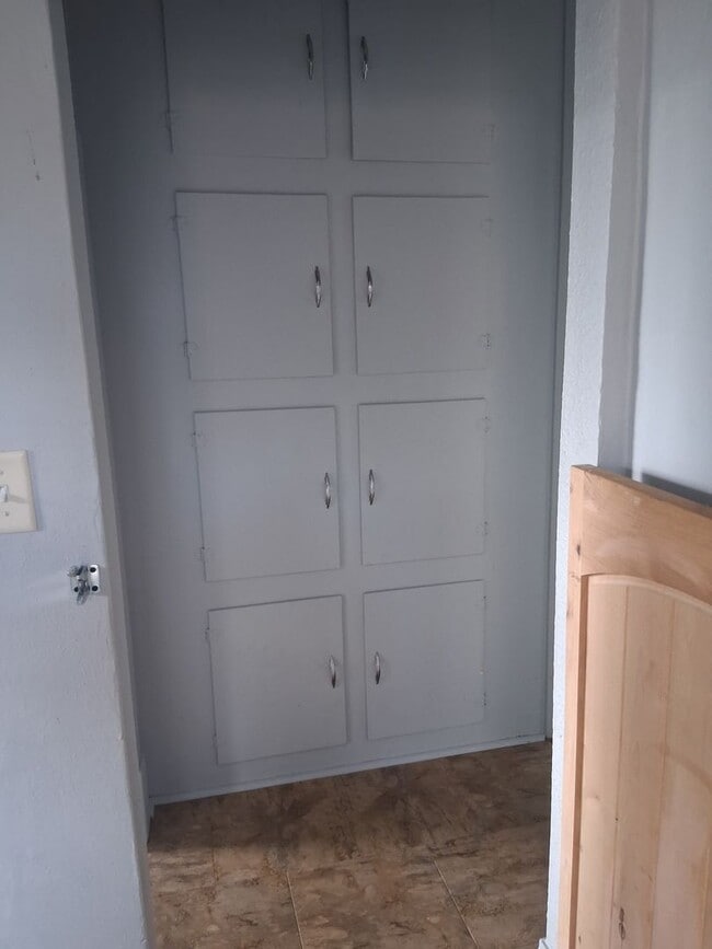Building Photo - Chariming 2 bedroom Duplex in Quiet Neighborhood