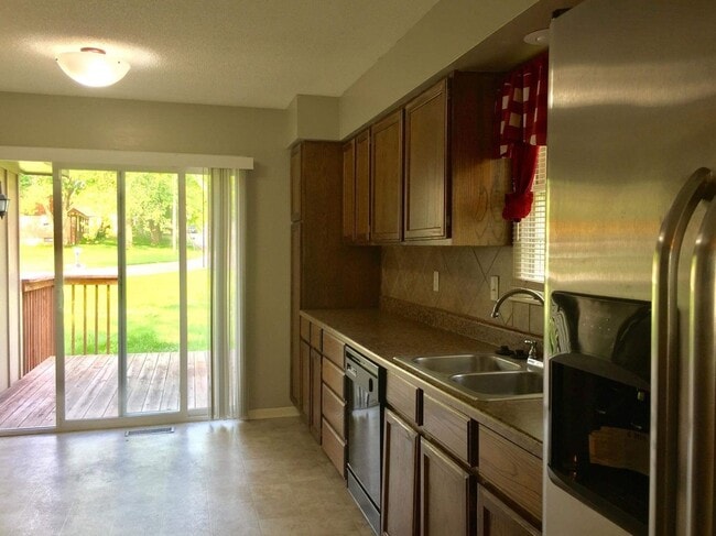 Building Photo - Walk to shopping and restaurants and high school