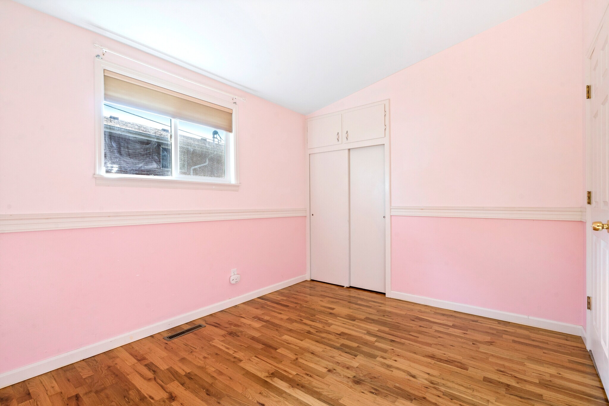 Building Photo - 1204 W 10th St