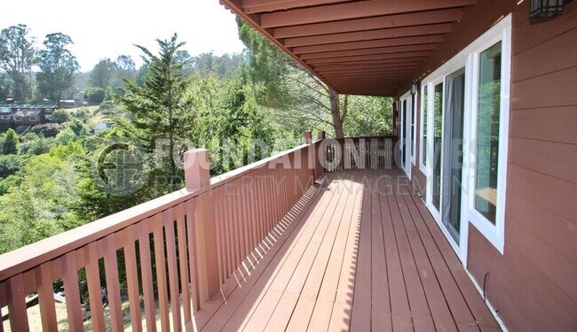 Building Photo - 817 Ridgeview Dr