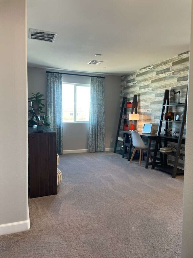 Building Photo - 3 Bedrooms Townhouse For Rent