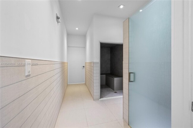 Building Photo - 2457 Collins Ave
