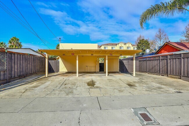 Building Photo - (Lease-up Only) Thirteenth St N 855