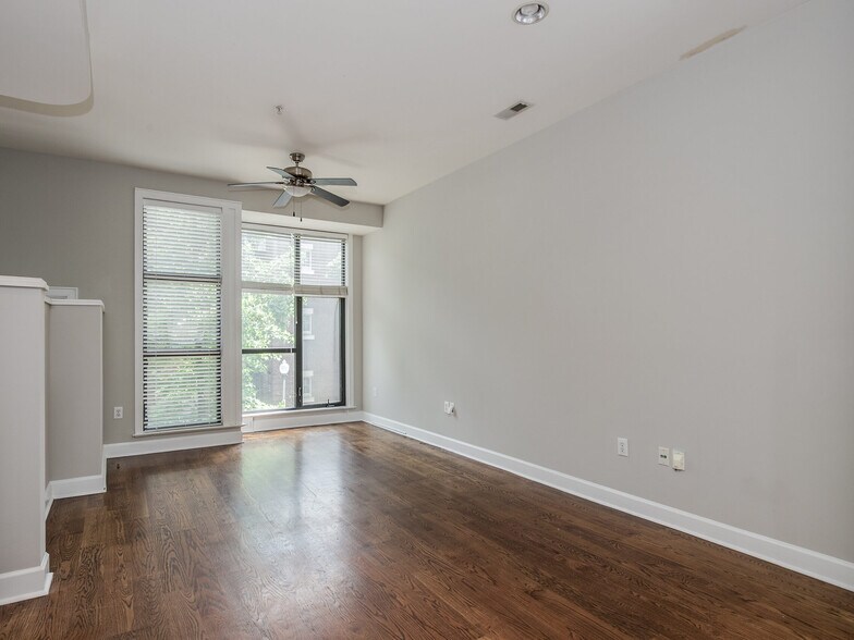 Building Photo - 640 Garden District Dr