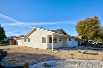 Building Photo - Modern 3 Bedroom Pool Home in Hemet