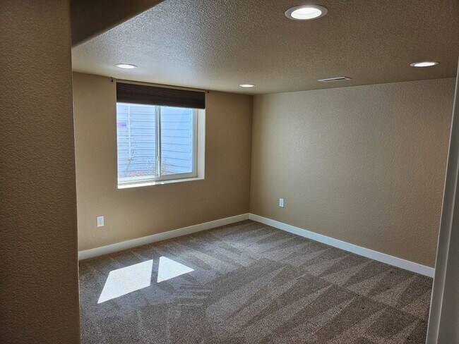 Building Photo - ALL PROSPECTIVE TENANTS MUST SUBMIT A $58 ...