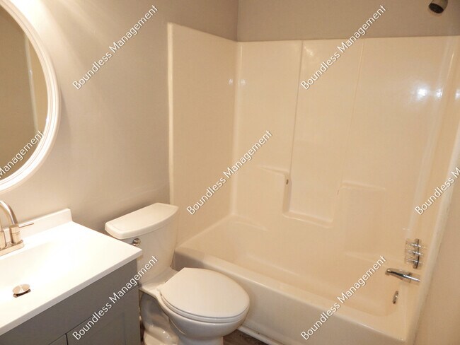 Building Photo - 2170 Wells Dr SE