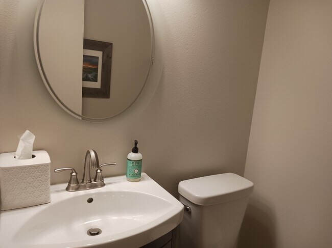 Building Photo - 7153 W Country Club Dr N