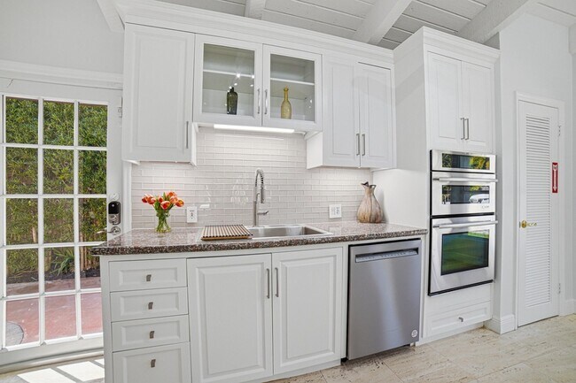 Building Photo - 2519 Barcelona Dr