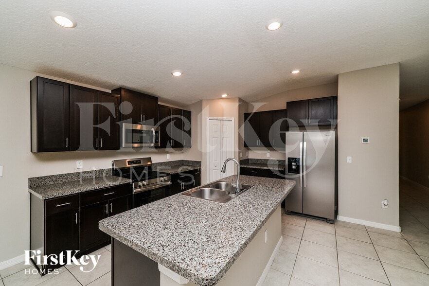 Building Photo - 10512 Strawberry Tetra Dr