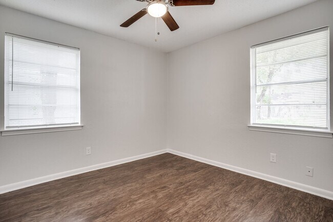 Building Photo - Cozy 3BD Home with Functional Features and...