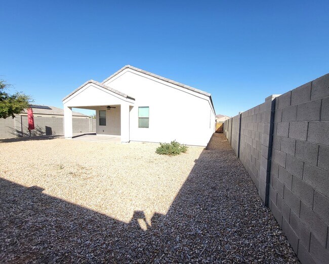 Building Photo - 3 Bedroom 2 Bathroom Magma Ranch Home