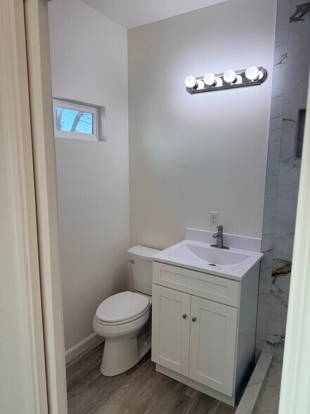 Building Photo - 394 N Livermore Ave