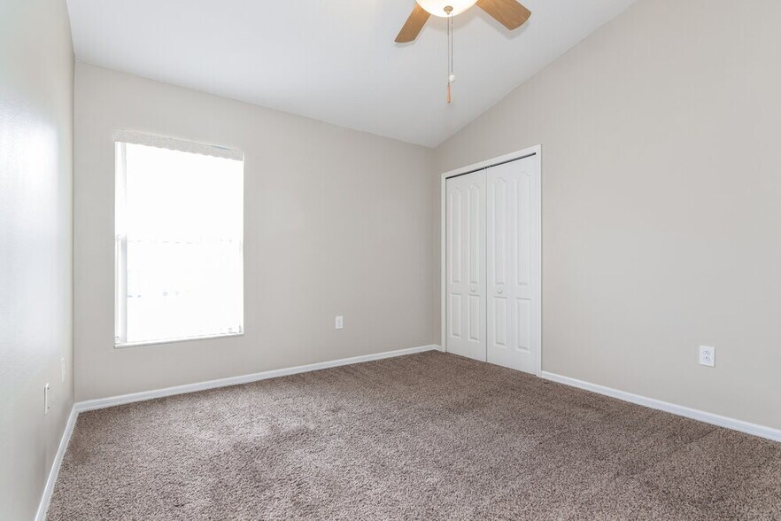 Building Photo - 812 Lesa Glen Pl