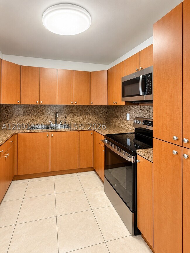 Building Photo - 1075 W 68th St