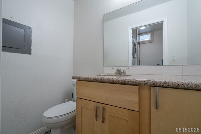 Building Photo - 3 Bed 3 Bath in Laulea Townhomes