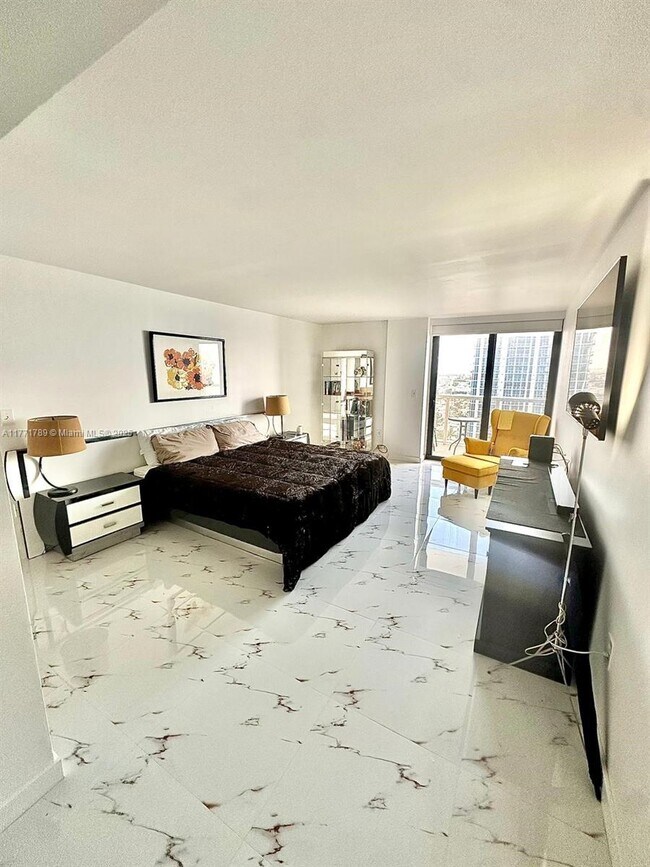 Primary Photo - 6423 Collins Ave