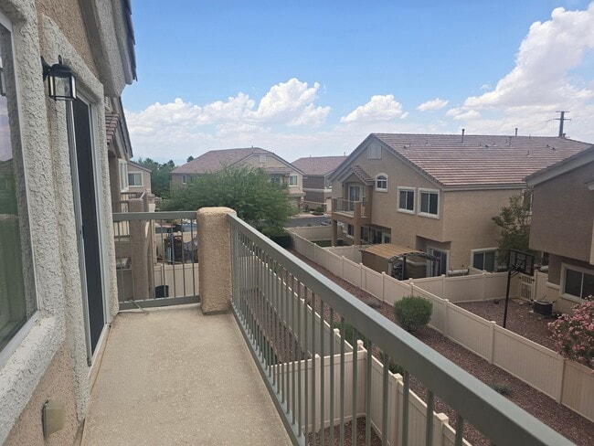 Building Photo - NEWLY REMODELED TOWN HOME IN HENDERSON AWA...