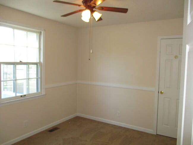 Building Photo - 3 Bedroom Pet Friendly Home For Rent!