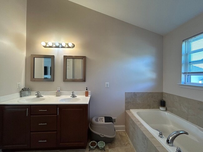 Building Photo - 84 Laks Ct