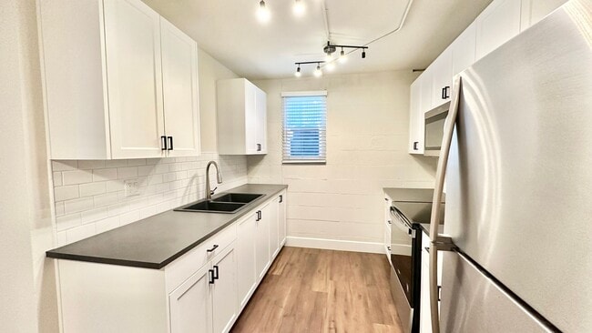 Building Photo - Upgraded & Remodeled Unit in Fallbrook!  H...