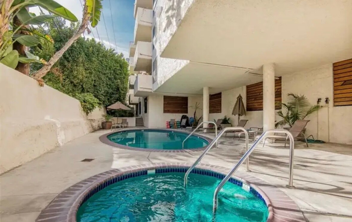 Building Photo - 8400 De Longpre Ave