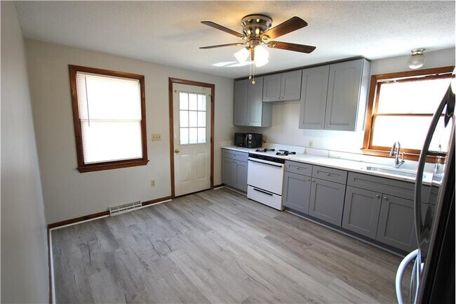 Building Photo - 21 Moore Ave