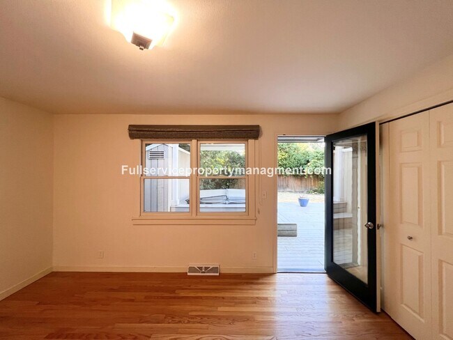 Building Photo - Beautiful Mercer Island Home with Private Hot Tub Pavillion & Spacious Floor Plan