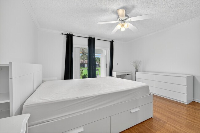 Building Photo - 6070 Sunny Manor Ct