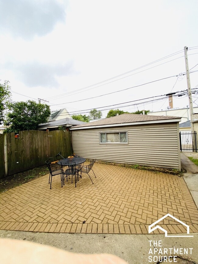 Building Photo - 5041 W Dickens Ave