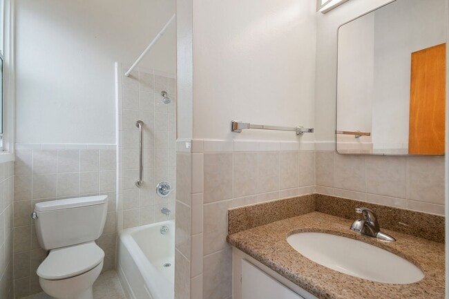 Building Photo - 546 Green St