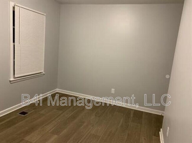 Building Photo - 10 Estes Dr