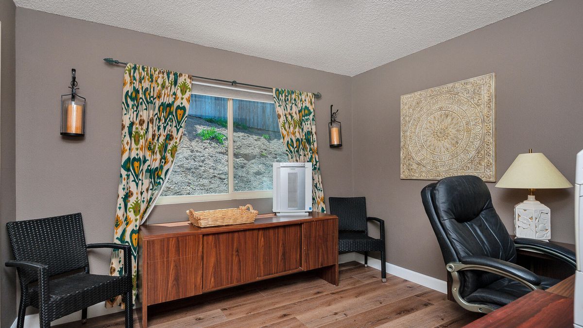 Building Photo - 1527 Calavo Dr