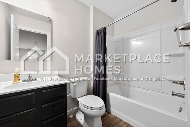 Building Photo - 807 Sun Vly Wy