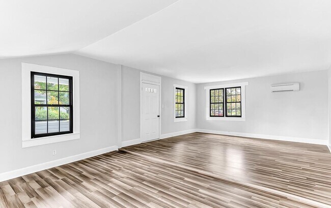 Building Photo - 211 Walnut St