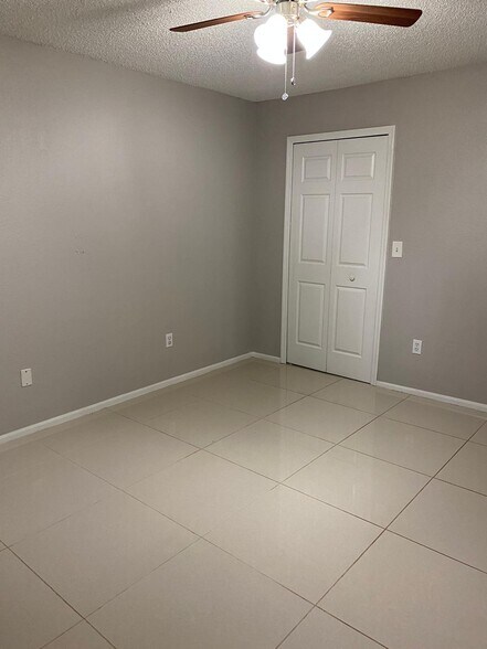 Building Photo - 5124 Park Central Dr