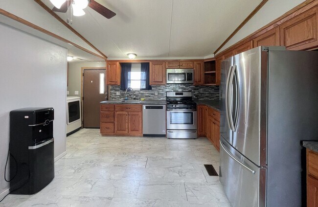 Building Photo - 3 bedroom home located in South Hutchinson