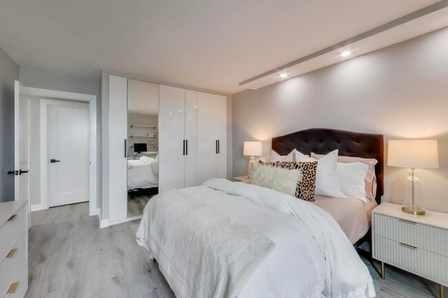 Building Photo - 1255 N Sandburg Terrace