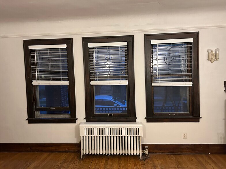 Lots of light. - 841 Nottingham Rd